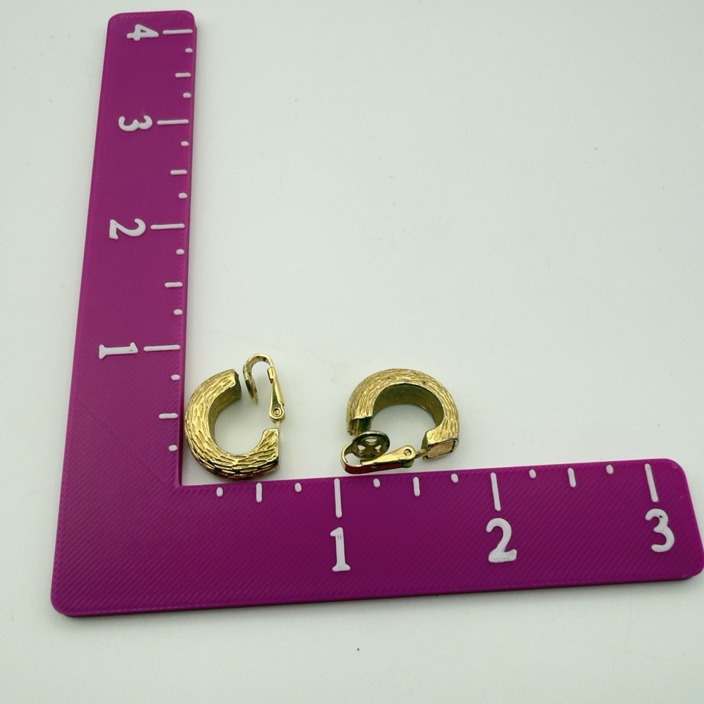 Avon Gold Tone Textured Bark Clip On Earrings Half Hoop J-Hoop Fashion Jewelry - Picture 13 of 14